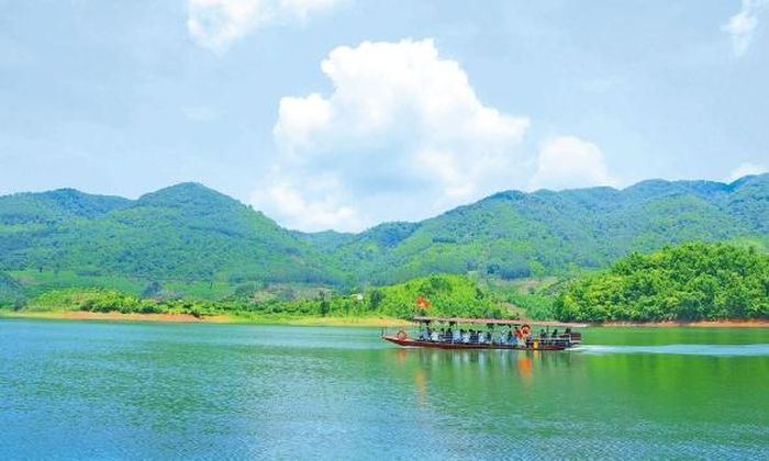  Du khách thăm hồ Cấm Sơn. Ảnh: Xuân Me. 