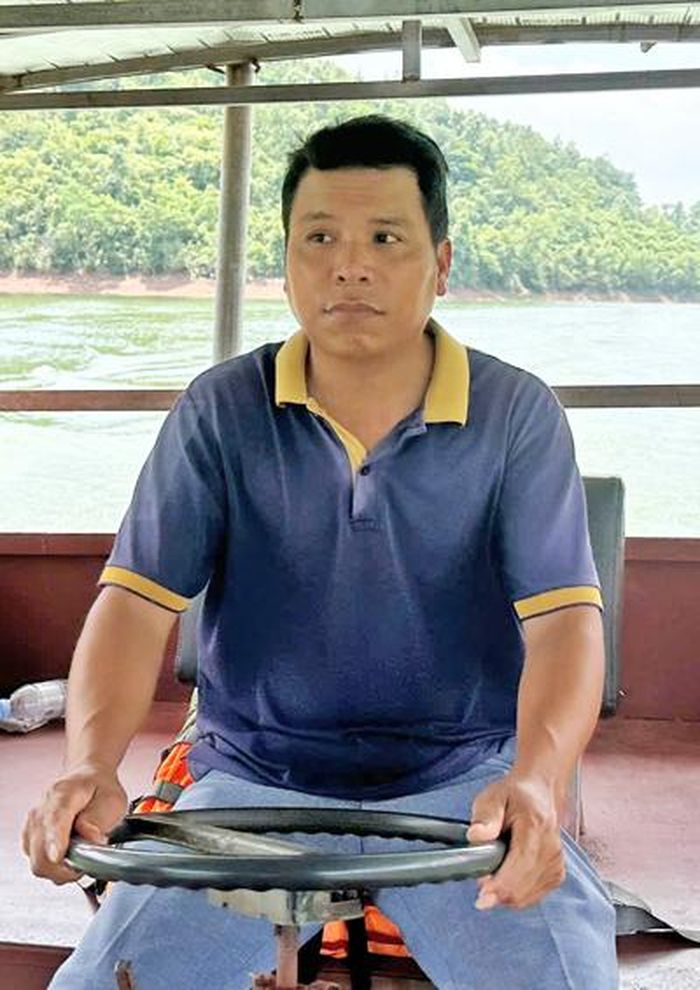 "Mấy năm gần đây khách đến hồ đông hơn trước. Có người thích ngắm cảnh, có người muốn trải nghiệm cuộc sống vùng hồ, ăn cá hồ, nghỉ giữa những đảo nhỏ yên tĩnh. Người dân vùng lòng hồ giờ cũng hiểu muốn làm du lịch thì phải giữ rừng, giữ hồ, giữ mặt nước cho xanh sạch" - Anh Ngọc Văn Ninh.