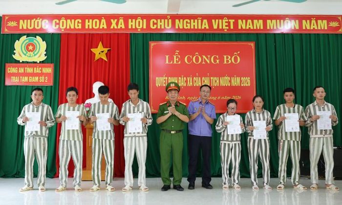  Đại diện Trại Tạm giam số 2, Viện Kiểm sát Nhân dân tỉnh trao Quyết định đặc xá cho các phạm nhân. 