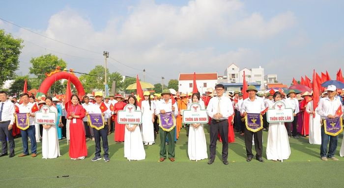  Các đại biểu tặng cờ lưu niệm cho các khối tham gia lễ khai mạc. 