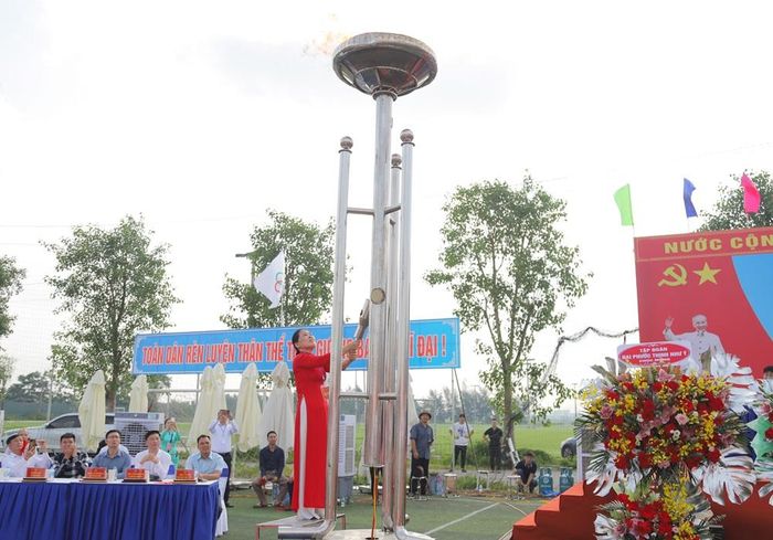  Đồng chí Trịnh Thị Hường, Bí thư Đảng ủy, Chủ tịch HĐND xã Văn Môn thắp sáng đài lửa Đại hội. 