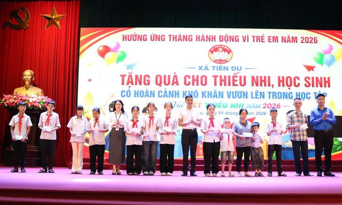  Tặng quà thiếu nhi, học sinh có hoàn cảnh khó khăn vươn lên trong học tập nhân dịp Tết Thiếu nhi 1/6. 