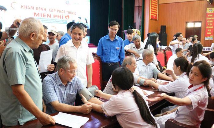  Tuổi trẻ xã Tiên Du tham gia chương trình khám bệnh, cấp phát thuốc miễn phí cho người có công, người cao tuổi, người có hoàn cảnh khó khăn trên địa bàn xã. 
