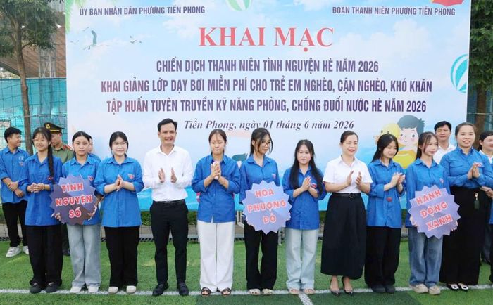  Các đội hình tình nguyện Chiến dịch Thanh niên tình nguyện hè phường Tiền Phong ra mắt tại chương trình. 