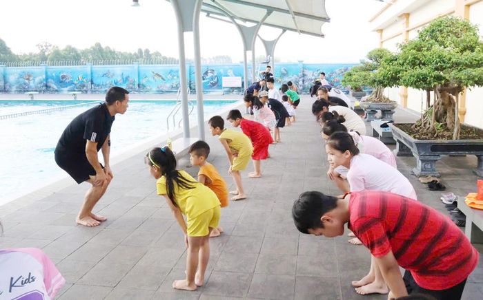  Thiếu nhi tham gia lớp học bơi miễn phí do phường Tiền Phong tổ chức. 