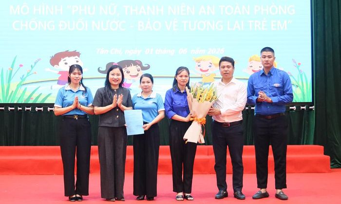  Trao quyết định thành lập mô hình “Phụ nữ, thanh niên an toàn phòng chống đuối nước - Bảo vệ tương lai trẻ em”. 