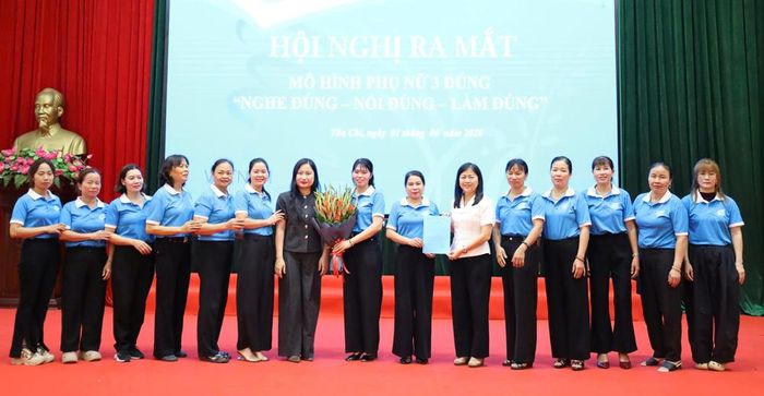  Trao quyết định thành lập mô hình “Phụ nữ 3 đúng: Nghe đúng, nói đúng, làm đúng”. 