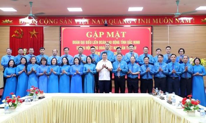  Đồng chí Trần Huy Phương chụp ảnh cùng đoàn đại biểu tỉnh Bắc Ninh dự Đại hội XIV Công đoàn Việt Nam. 