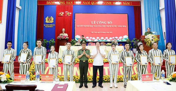  Đại tá Giang Nguyên Việt và ông Đỗ Văn Đại, Phó Chánh án Tòa án nhân dân tỉnh Bắc Ninh trao giấy chứng nhận đặc xá, sim điện thoại, thẻ căn cước cho người được đặc xá năm 2026. 
