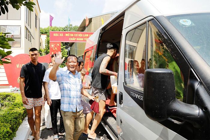  Xe của Trại giam Ngọc Lý sẵn sàng đưa những người được đặc xá về với gia đình. 