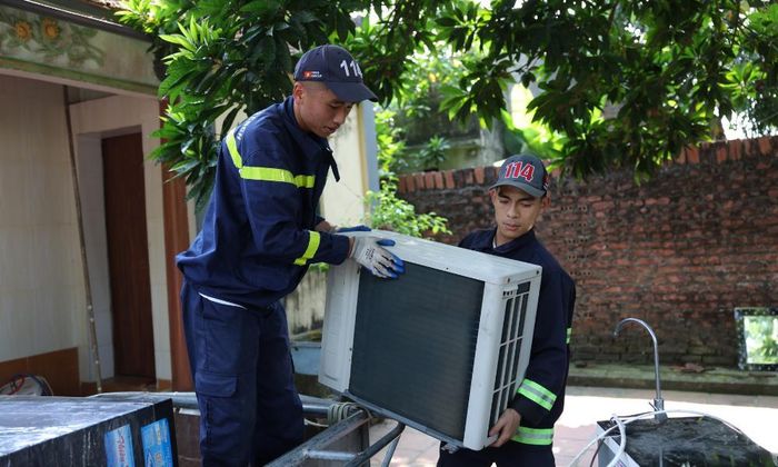  Các chiến sĩ Phòng Cảnh sát Phòng cháy, chữa cháy (Công an tỉnh) hỗ trợ đưa vật dụng của người dân đến căn nhà thuê trọ. 