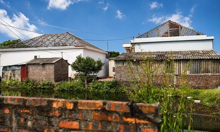  Nhiều căn nhà kiên cố, hiện đại đang được tháo dỡ. 