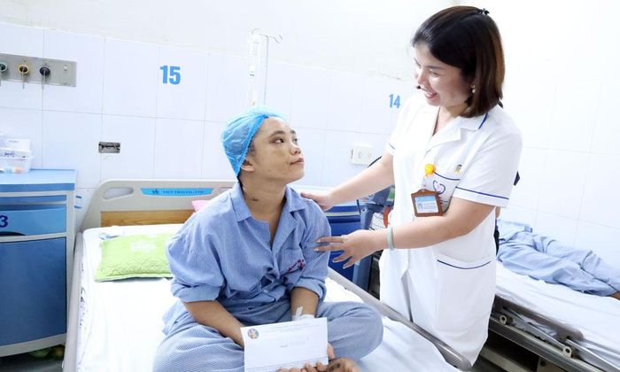  Sau 10 ngày điều trị, sức khỏe bệnh nhi Phùng Thị Hồng Phượng phục hồi tốt. 