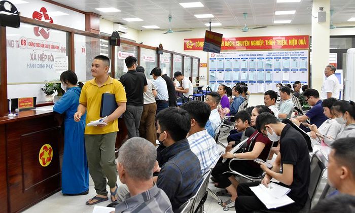  Trong ngày 1/6, rất đông người dân đến làm thủ tục hành chính tại Trung tâm Phục vụ hành chính công xã Hiệp Hòa. 