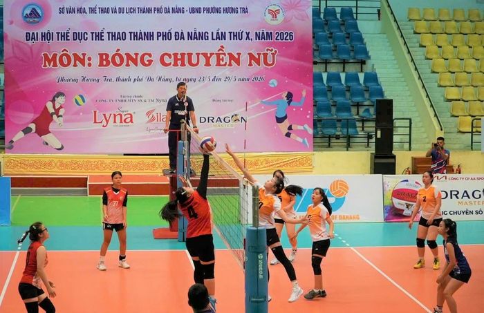 Các trận tranh tài môn bóng chuyền nữ trong khuôn khổ Đại hội Thể dục thể thao thành phố Đà Nẵng lần thứ 10 năm 2026 diễn ra hấp dẫn. Ảnh: NGUYÊN KHANG