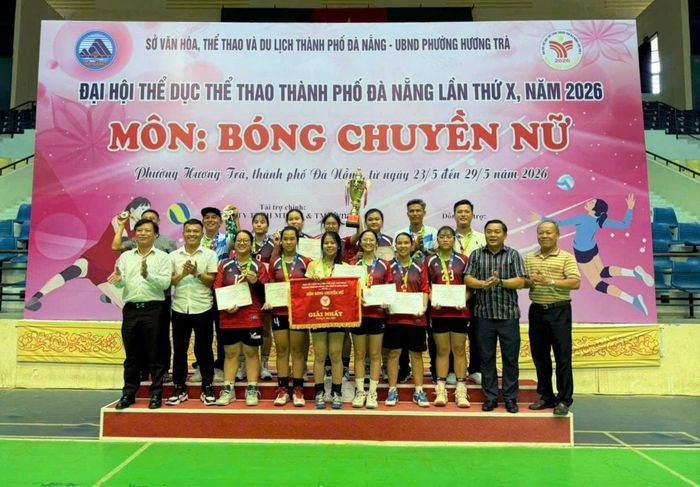 Đội bóng xã Tiên Phước xuất sắc giành chức vô địch môn bóng chuyền nữ. Ảnh: NGUYÊN KHANG