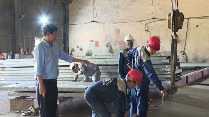 Ông Cao Xuân Dũng, Bí thư Chi bộ, Giám đốc Công ty TNHH Cơ khí Cao Xuân Dũng (bìa trái) động viên công nhân. Ảnh: ĐẠI QUANG