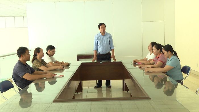 Một buổi họp chi bộ tại Công ty TNHH Cơ khí Cao Xuân Dũng. Ảnh: ĐẠI QUANG