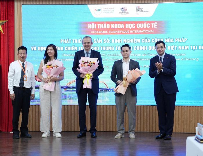 Ban tổ chức tặng hoa diễn giả tại hội thảo. Ảnh: VĨNH LỘC