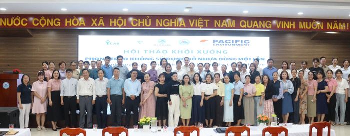 Đại diện các sở, đơn vị và cơ sở y tế tham gia tập huấn về các biện pháp giảm sử dụng sản phẩm nhựa dùng một lần và giảm thiểu phát sinh rác thải nhựa trong sinh hoạt của bệnh nhân và người nhà. Ảnh: HOÀNG HIỆP