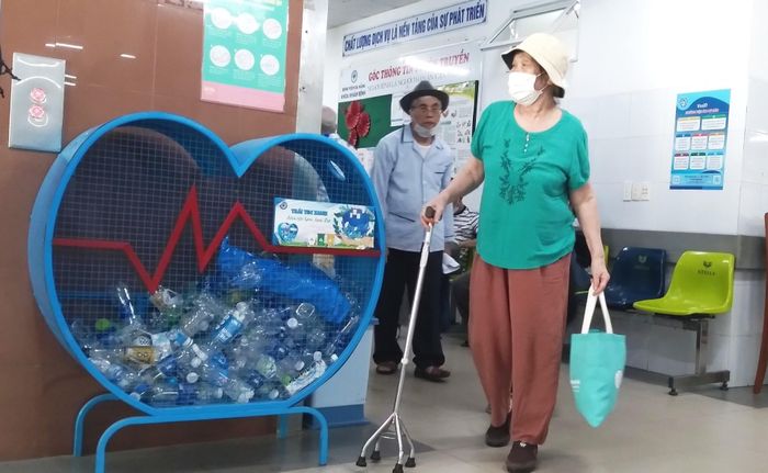 Nhiều dụng cụ lưu chứa rác thải nhựa có khả năng tái chế được đặt tại hành lang các khoa, phòng ở Bệnh viện Đà Nẵng. Ảnh: HOÀNG HIỆP