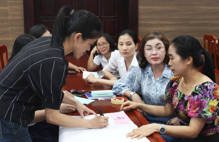 Đại diện các cơ sở y tế thảo luận các giải pháp và lập kế hoạch thực hiện phong trào không sử dụng đồ nhựa dùng một lần trong sinh hoạt của bệnh nhân và người nhà. Ảnh: HOÀNG HIỆP