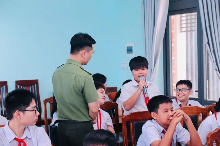 Phòng An ninh mạng và phòng chống tội phạm sử dụng công nghệ cao (Công an thành phố) tập huấn kỹ năng an toàn trên không gian mạng cho học sinh. Ảnh: ĐVCC
