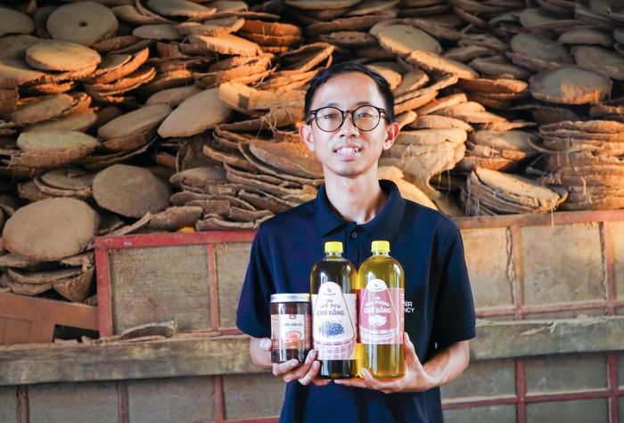 Từ sản phẩm dầu quê đơn thuần, anh Trần Quốc Tuấn đã thay đổi mẫu mã và tạo thêm sản phẩm mới để đáp ứng nhu cầu của khách hàng trên các sàn thương mại điện tử. Ảnh: PHAN VINH