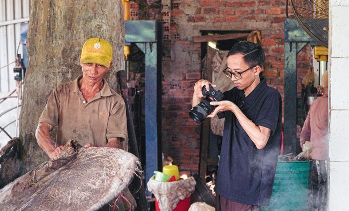Nội dung trên các kênh truyền thông của anh Trần Quốc Tuấn đều xoay quanh câu chuyện nghề ép dầu của gia đình mình. Ảnh: PHAN VINH
