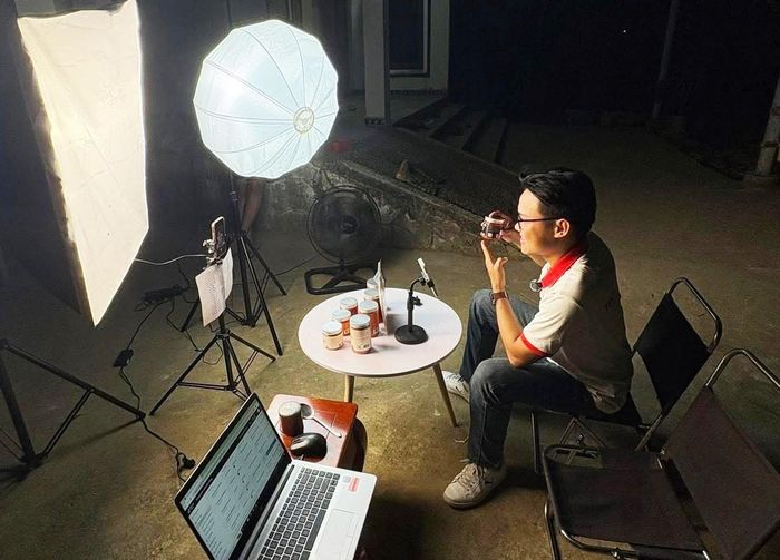 Anh Nguyễn Duy Hùng livestream bán sản phẩm của Dulius trong bối cảnh không gian ở quê nhà Đại Lộc. Ảnh: NVCC