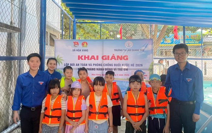 Đoàn Thanh niên - Hội đồng Đội xã Hòa Vang vận động xã hội hóa tặng áo phao cho học sinh có nhà nằm trong vùng dễ ngập lụt vào mùa mưa. Ảnh: LAM PHƯƠNG