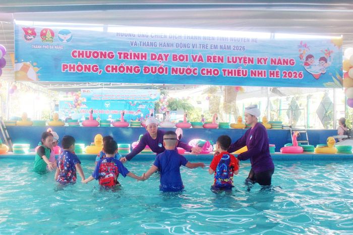 Việc trang bị đầy đủ kỹ năng sống giúp trẻ em có thêm cơ hội phòng tránh rủi ro trong cuộc sống. Ảnh: LAM PHƯƠNG