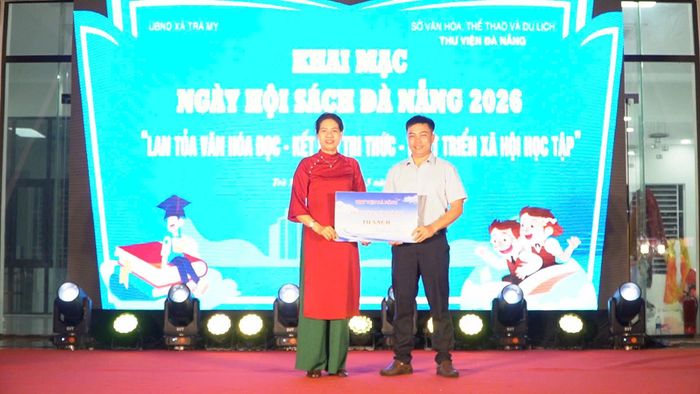 Thư viện Đà Nẵng tặng tủ sách cho Thư viện xã Trà My. Ảnh: D.LỆ