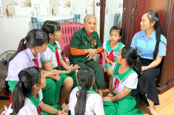 Liên đội Trường Tiểu học Hoàng Văn Thụ (xã Đức Phú) thăm hỏi Bà mẹ Việt Nam anh hùng Đặng Thị Cúc (xã Đức Phú). Ảnh: LAM PHƯƠNG