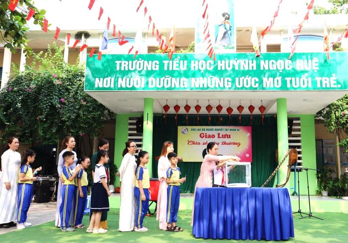 Cô và trò Trường Tiểu học Huỳnh Ngọc Huệ (phường Thanh Khê) quyên góp ủng hộ người khuyết tật. Ảnh: LAM PHƯƠNG