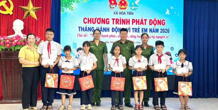 Xã đã tổ chức phát động “Tháng hành động vì trẻ em” và tặng quà cho các em hoàn cảnh khó khăn. Ảnh: HẢI HƯNG