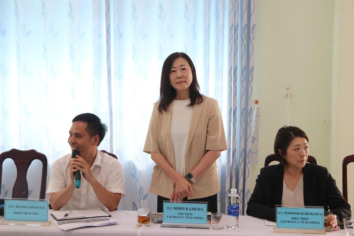 Bà Miho Kameda, Chủ tịch Tập đoàn Y tế Kameda trong buổi làm việc với Trường Cao đẳng Y tế thành phố Đà Nẵng. Ảnh: HOÀNG LIÊN