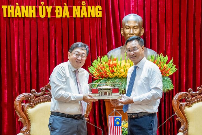 Bí thư Thành ủy Đà Nẵng Lê Ngọc Quang (bên phải) tặng quà cho Đại sứ Đặc mệnh toàn quyền Malaysia tại Việt Nam. Ảnh: T.CÔNG