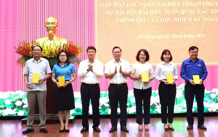 Phó Bí thư Thành ủy Ngô Xuân Thắng (thứ 3, từ trái sang), Chủ tịch Ủy ban MTTQ Việt Nam thành phố Lê Trí Thanh (thứ 4, từ trái sang) trao quà cho đại diện các tổ chức chính trị - xã hội. Ảnh: NGỌC HÀ