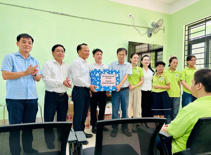 Đoàn công tác trao quà cho Trung tâm Hỗ trợ và phát triển giáo dục hòa nhập Hướng Dương Vàng. Ảnh: ALĂNG NGƯỚC