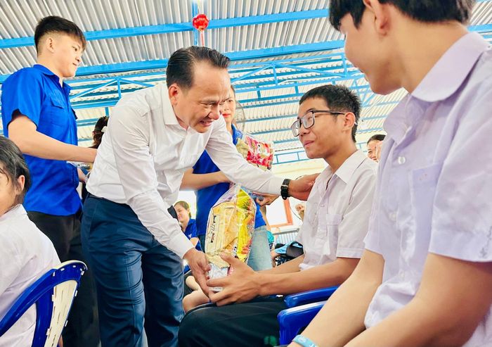 Phó Bí thư Thường trực Thành ủy Nguyễn Đình Vĩnh động viên trẻ tiếp tục học tập, phấn đấu đạt được ước nguyện trong tương lai. Ảnh: ALĂNG NGƯỚC