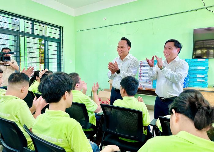 Phó Bí thư Thường trực Thành ủy Nguyễn Đình Vĩnh (bên trái) cùng lãnh đạo phường Quảng Phú chung vui ngày Quốc tế Thiếu nhi 1/6 với trẻ em Trung tâm Hỗ trợ và phát triển giáo dục hòa nhập Hướng Dương Vàng. Ảnh: ALĂNG NGƯỚC
