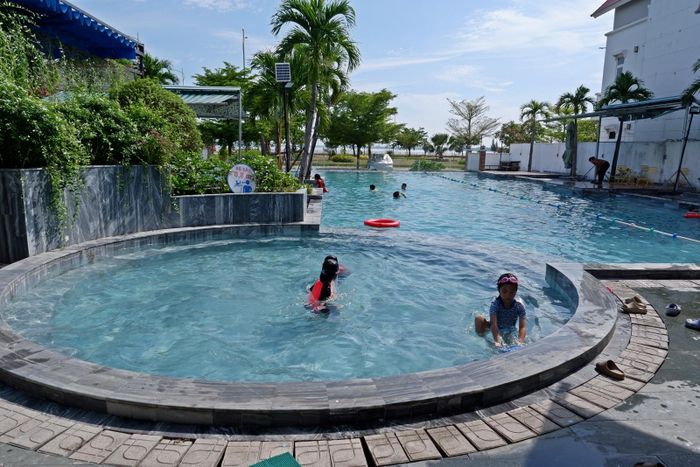 Trẻ em vùng nông thôn cần được đầu tư các hồ bơi để học bơi và vui chơi an toàn. Ảnh: HOÀNG ĐẠO