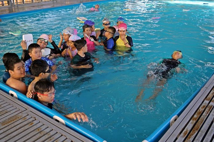Trẻ em cần được trang bị cả kỹ năng bơi lội và xử trí tình huống nguy hiểm trước khi gọi hỗ trợ. Ảnh: TRUNG ANH