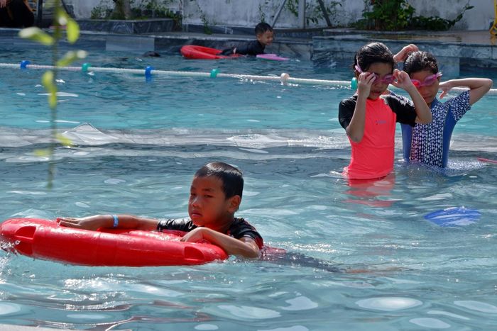 Trẻ em học bơi tại hồ bơi Vịnh An Hòa trong dịp hè. Ảnh: HOÀNG ĐẠO