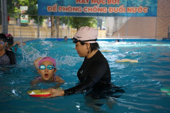 Chương trình dạy bơi miễn phí tại Trường Tiểu học Trần Nhân Tông giúp hàng trăm học sinh tiếp cận được kỹ năng bơi lội. Ảnh: TRUNG ANH