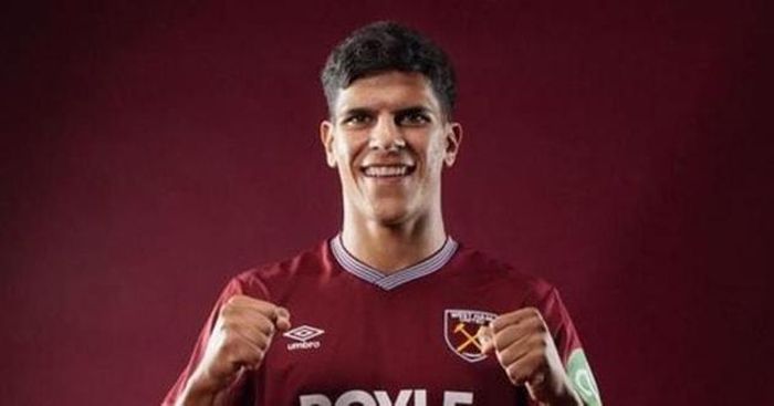 Mateus Fernandes luôn sẵn sàng lùi sâu hỗ trợ phòng ngự.