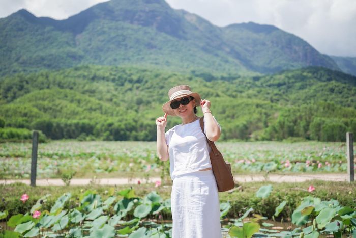 Mỗi ngày, đồng sen Trà Lý đón hàng trăm lượt khách đến tham quan, chụp ảnh. Ảnh: SƠN - UYÊN
