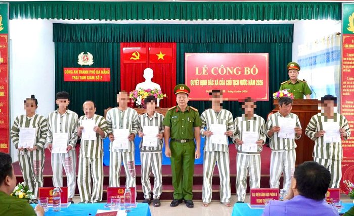 Đại diện Trại tạm giam số 2 trao quyết định đặc xá cho các phạm nhân. Ảnh: M.TUẤN