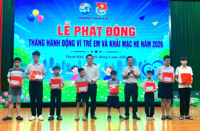 Phường Thanh Khê trao quà cho trẻ em có hoàn cảnh khó khăn. Ảnh: KHÁNH LINH